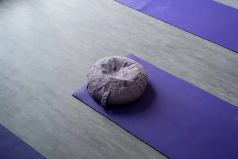 Meditationskissen auf einer Yogamatte